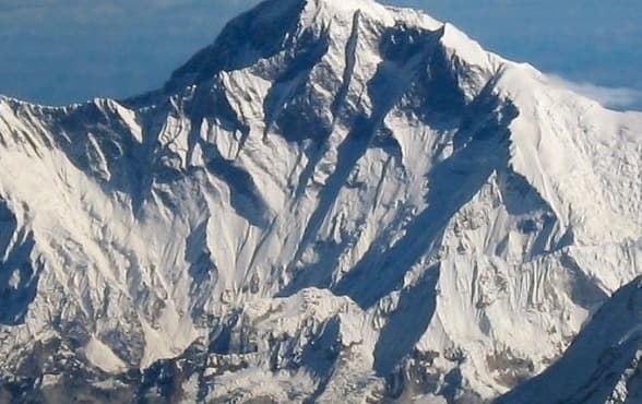 Everest Death Zone: Oxygen Levels, Risks & Survival (2026)